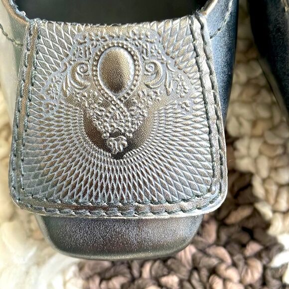 ELIE TAHARI METALLIC LEATHER KITTEN HEEL - Picture 6 of 8